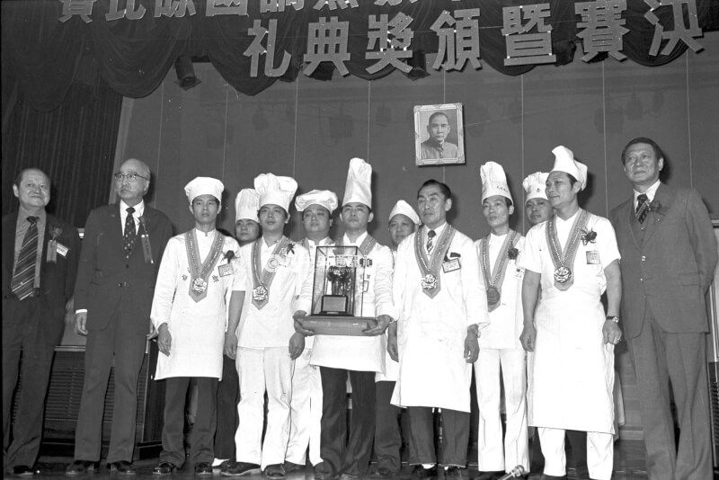 第一屆金鑊獎由台北希爾頓飯店的李吉川獲選最佳廚師（前右4）。