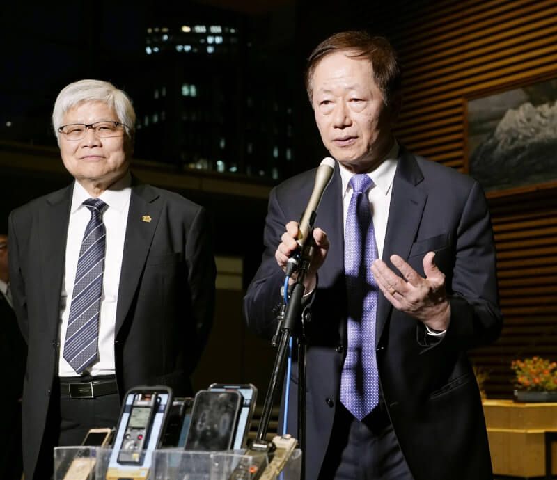 台積電董事長劉德音（右）與總裁魏哲家（左）26日訪問日本首相官邸。（共同社）