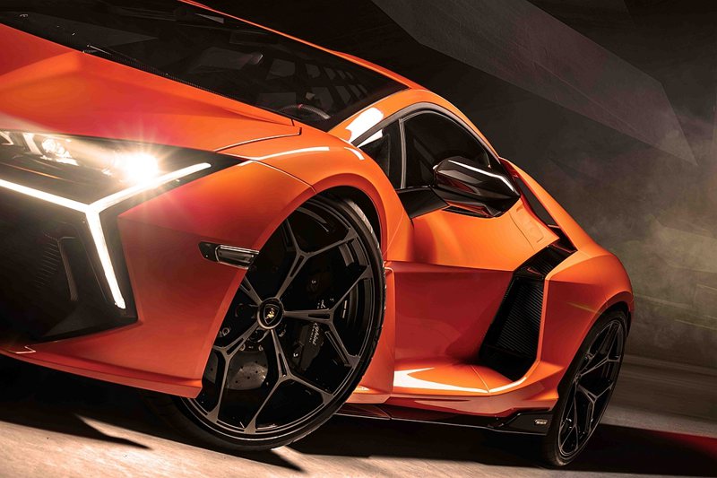 Lamborghini於成立60週年之際，推出首款HPEV高性能混合動力超級跑車...