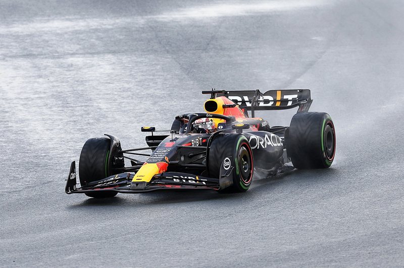 陣雨襲擊荷蘭大獎賽道，Max Verstappen掌控得宜，不受大雨影響，贏得了...