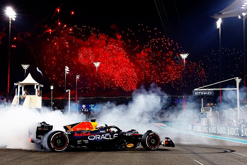Red Bull車手Max Verstappen在阿布達比大獎賽拿下他在本季第1...