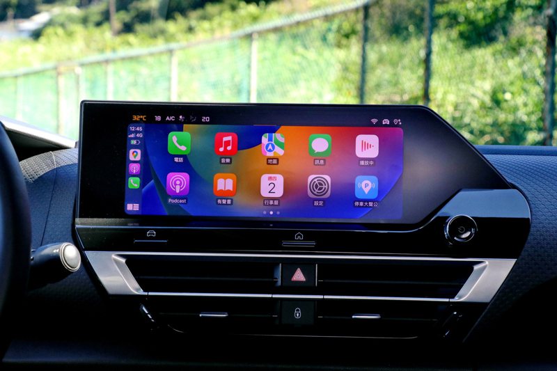 配備無線Apple CarPlay與Android Auto的10吋中央觸控螢幕...