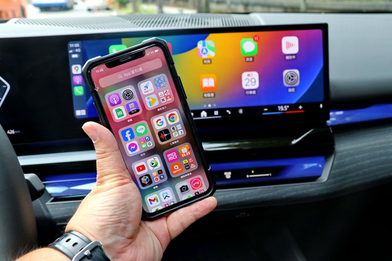 14.9吋中控觸控螢幕提供無線連結的Apple CarPlay與Android ...