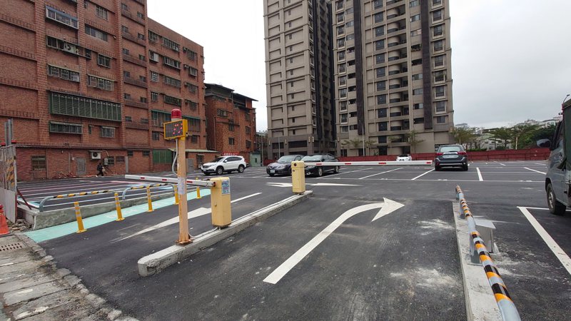 新闢建國光街停車場，已於2月5日開放民眾使用。圖／新北水利局提供