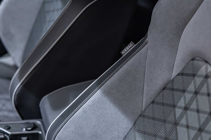 The Golf 以多項主／被動式安全系統全面守護行車安全，標配全尺寸雙前座 SRS 氣囊、雙前座 SRS 側氣囊、雙側面 SRS 氣囊還有駕駛艙中央 SRS 氣囊，安全性榮獲 Euro NCAP 滿分五顆星。 圖／Volkswagen Taiwan提供