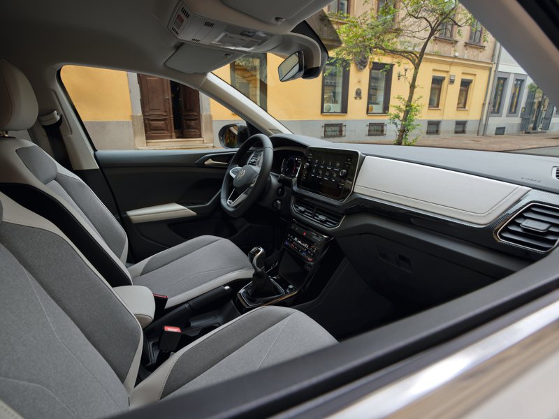 The new T-Cross 230 TSI Style Design 車型享專屬套件，如 18 吋 Koeln 鋁合金輪圈 ( 鎗黑 ) 、Style Design 專屬黑色後視鏡罩、後方深色隱私玻璃、月白灰內裝與皮質織布座椅，給予消費者視覺新體驗。 圖／Volkswagen Taiwan提供