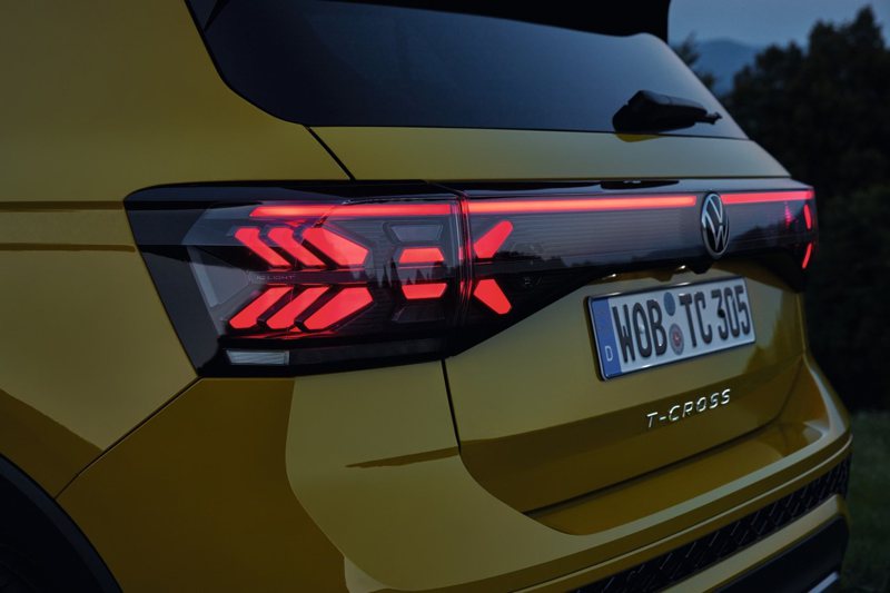The new T-Cross 230 TSI Tech 以上車型首配 IQ.LIGHT 智慧燈組 : LED Matrix 矩陣式頭燈，與 DLA 動態頭燈智慧切換，更有 LED 獨立式日間行車燈與 LED 3D 視覺貫穿式尾燈 ( 附動態轉向指示燈 )，以先進燈光科技保障安全性及展現時尚風範。 圖／Volkswagen Taiwan提供