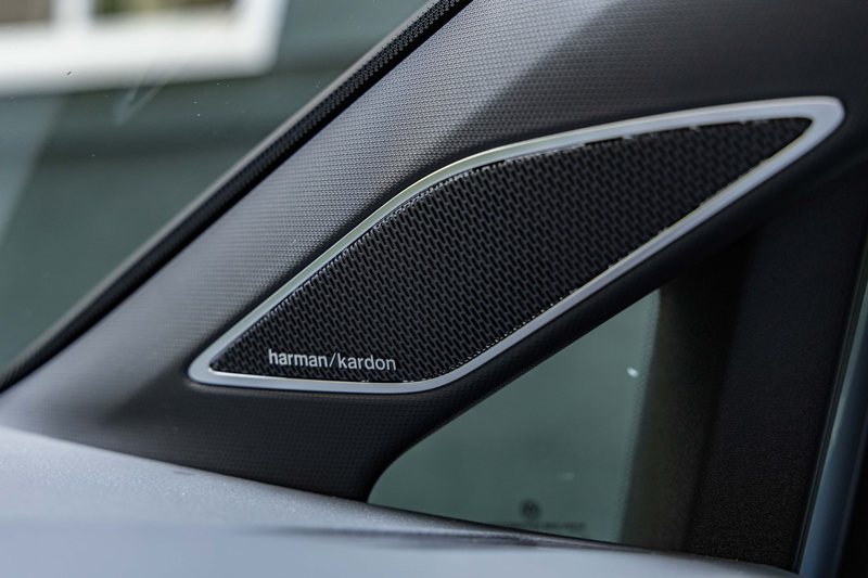 The Golf 280 eTSI Style 以上車型搭載價值 80,000 元的 HUD 投影式抬頭顯示器和豪華 Harman Kardon 環繞音響系統 （數位 12 聲道擴大機、480W輸出、重低音），方便駕駛一眼得知重要資訊，並且帶來悠揚的聽覺饗宴。 圖／Volkswagen Taiwan提供