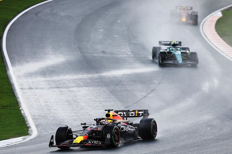 荷蘭大獎賽Max Verstappen駕駛RB19，領先第二名Fernando Alonso和Red Bull隊友Sergio Perez。 圖／Red Bull提供