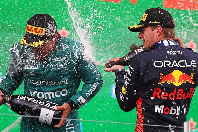 荷蘭大獎賽冠軍Max Verstappen以及第二名Fernando Alonso在領獎台上互噴香檳慶祝。 圖／Red Bull提供