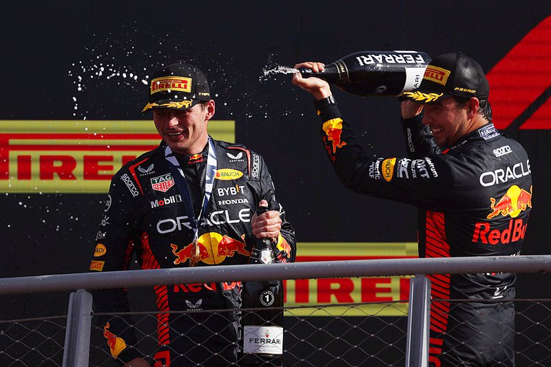 _Max Verstappen（左）與Sergio Perez（右）奪下F1義大利大獎賽1、2名，而這也是他們在本季的第六場冠亞包辦的賽事。 圖／Red Bull提供