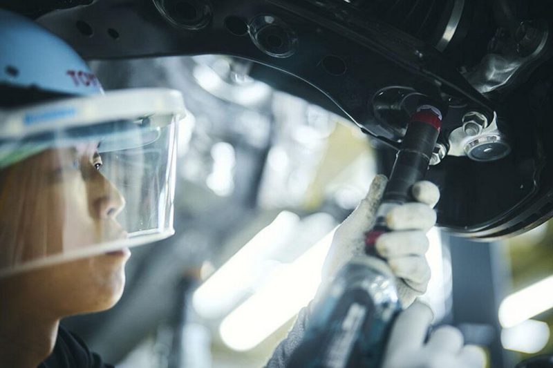 Century產線上嚴格的精準度要求，光擰螺栓都要精確地做完三個步驟確認扭力。 圖／Toyota
