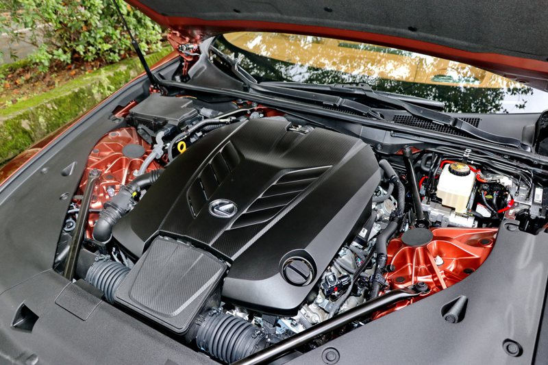 LC 500 Convertible搭載高達464匹馬力的5.0升V8自然進氣引擎。 記者陳威任／攝影