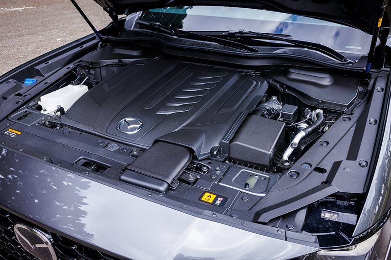 日系同級唯一直列六缸渦輪引擎，提供Mazda CX-60 33T AWD最大馬力284ps，以及峰值扭力45.9kgm的輸出表現。 記者沈昱嘉／攝影