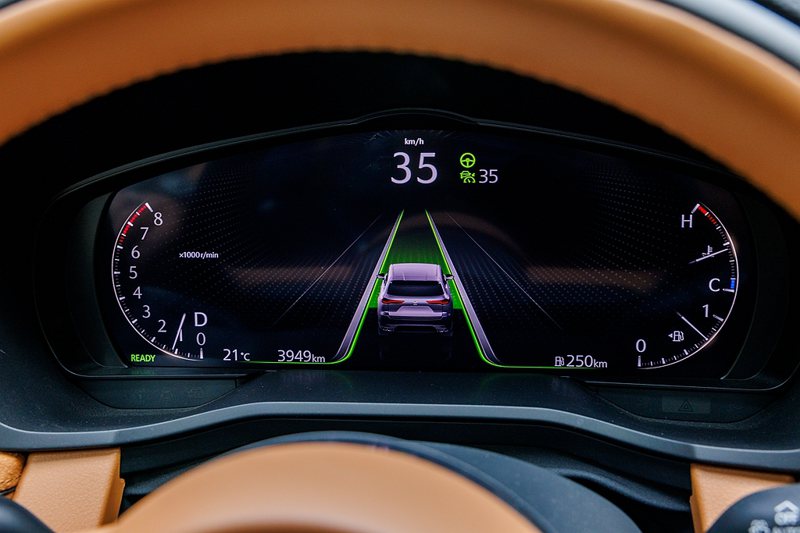 i-ACTIVSENSE主動安全科技為Mazda CX-60全車系標準配備，並新增ELK道路偏移防止系統來降低行駛意外風險。 記者沈昱嘉／攝影