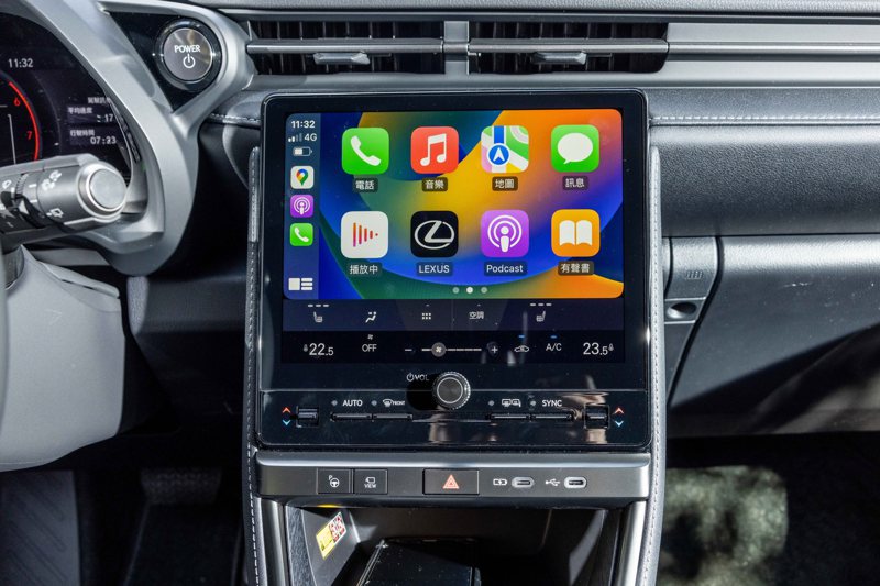 全車系搭載9.8吋直立式觸控多媒體系統，並支援無線Apple CarPlay/Android Auto等手機連結功能。 記者吳致碩／攝影