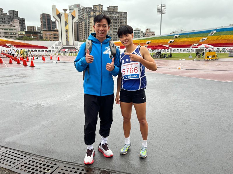 北門高中易柏安（右）在青年盃女子100公尺跨欄決賽跑出13秒55佳績，讓教練月健龍（左）相當驚喜。記者劉肇育／攝影