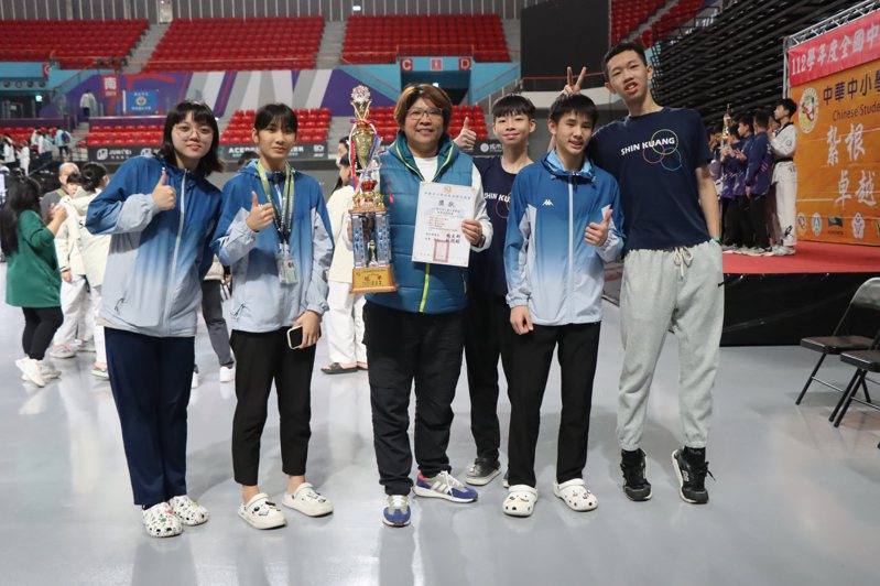 台中市新光國中以1金1銀2銅獲得國中男子組團體冠軍。圖／大會提供