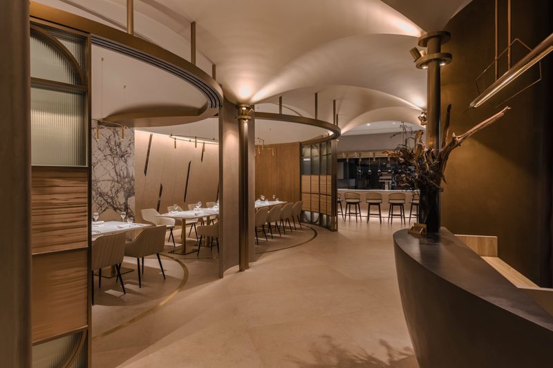 FRASSI餐廳室內展現義大利藝文風情，以幾何線條呈現圓拱天花板、比薩斜塔及羅馬競技場。 圖／和泰汽車提供