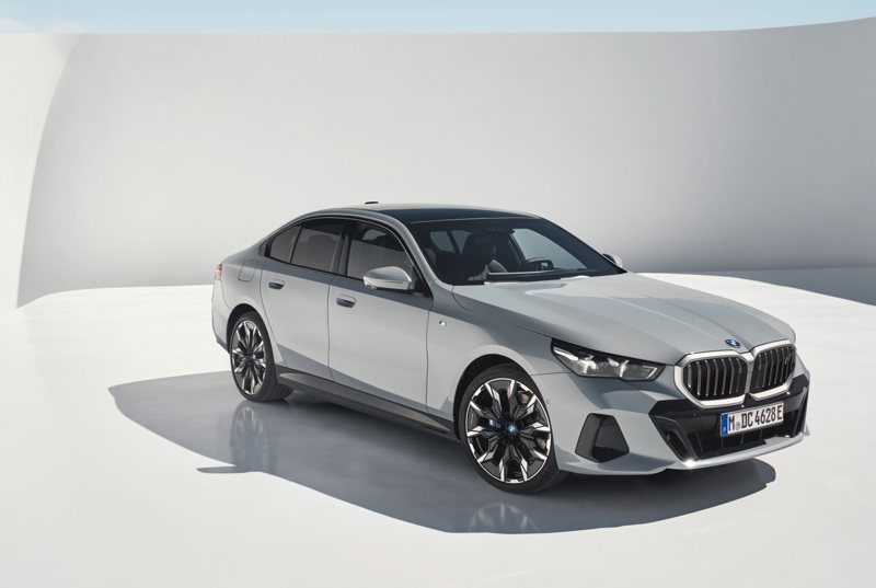 全新世代BMW 5系列，不僅展現了運動性與豪華舒適完美兼容的身段，帶來超越對手的頂尖座艙科技及全新首創BMW i5純電動力。 圖/汎德提供