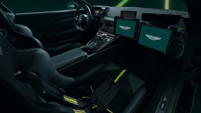 Vantage內裝也為了對應F1安全車工作做了改裝。 圖／Aston Martin