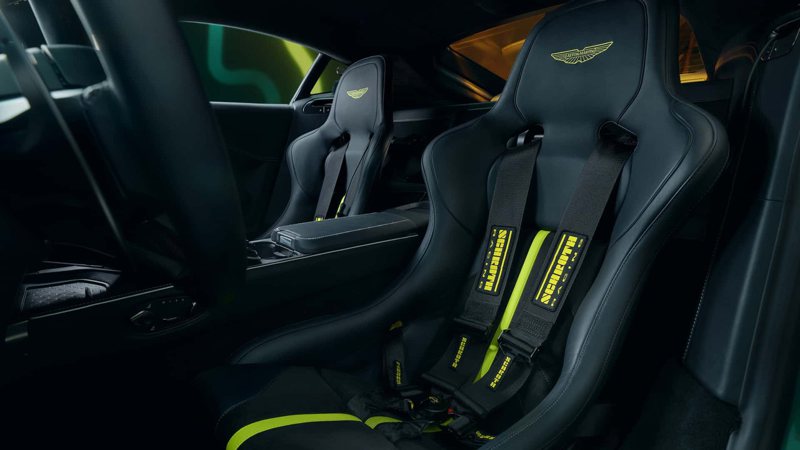 Vantage標準版跑車座椅更換為Recaro Pole Position筒形座椅。 圖／Aston Martin