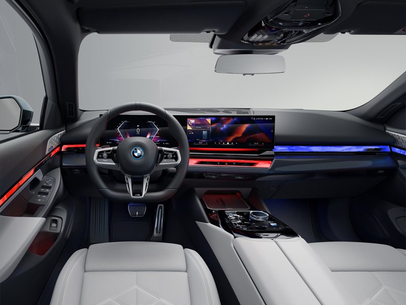 座艙內嶄新的懸浮式曲面螢幕，結合BMW Operating System 8.5、QuickSelect快捷選單、AR擴增實境導航與BMW手機數位鑰匙2.0，創造出高度數位化車室佈局。 圖／汎德提供