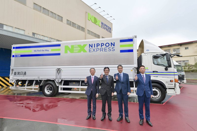 HINO 500系17噸鋁合金鷗翼大貨車全新上市，攜手NX臺灣國際物流交車啟用。 圖／和泰汽車提供