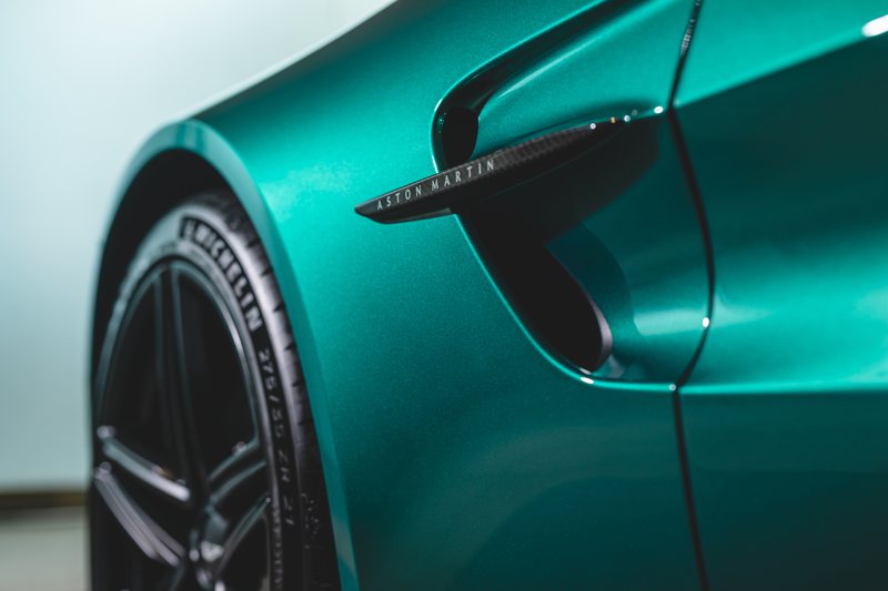 經典 Aston Martin 車側飾條再次回歸，成為兩側通風口的視覺焦點。 圖/永三汽車提供