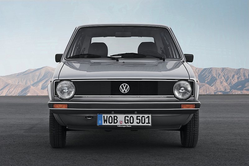 第一代於1974年問世時，便搭載最新技術，首次使用前置引擎和前輪驅動，並且展現多元面貌，如車廂尾門與可折疊後座椅背，成功獵取眾人目光。 圖／Volkswagen提供