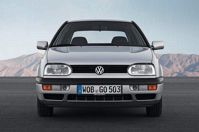 自1991年起，第三代Golf開啟新的安全時代，福斯汽車史上第一台具有前座安全氣囊的車款應運而生，加上強化車體鋼性，使全球數百萬的駕駛受惠，更樹立多項里程碑，包括第一個六汽缸引擎、第一個側邊安全氣囊以及定速巡航。 圖／Volkswagen提供