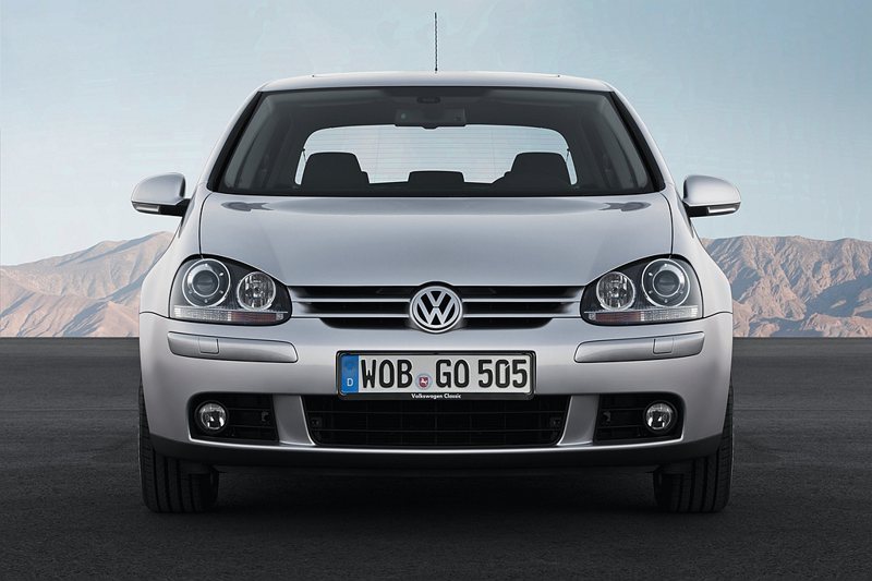 第五代Golf於2003年上市後，憑藉卓越的舒適性和動態表現，領先眾多中高級距對手車款，也初次推出可選配的後座側面安全氣囊。 圖／Volkswagen提供