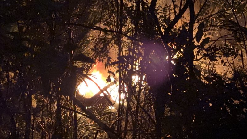 一輛特斯拉轎車昨晚在苗栗縣獅潭鄉農路衝落邊坡起火，駕駛賴姓男子逃出車外，消防人員約2個小時滅火，車子付之一炬。圖／民眾提供