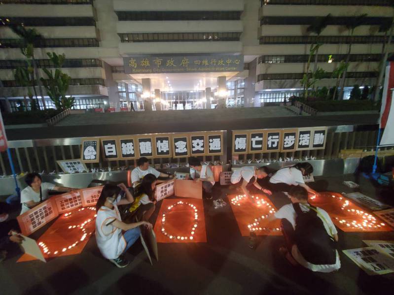 民眾在高雄市政府前把白蠟燭排列成3023的形狀，代表台灣去年因交通死亡人數3023人，呼籲交通部退回微罪不舉的政策。記者王勇超／攝影