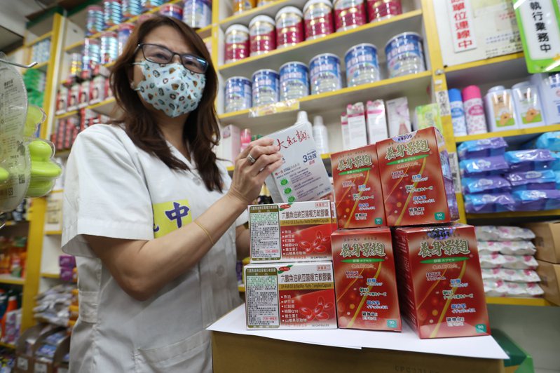 由於日本小林製藥的紅麴保健品導致民眾出現腎病症狀，衛福部食藥署查出台灣兩家業者曾輸入小林的紅麴原料紀錄，要求即起下架相關產品，正反映許多民眾想服用紅麴保健品，以降低膽固醇的現象。圖非當事業者產品。記者葉信菉／攝影