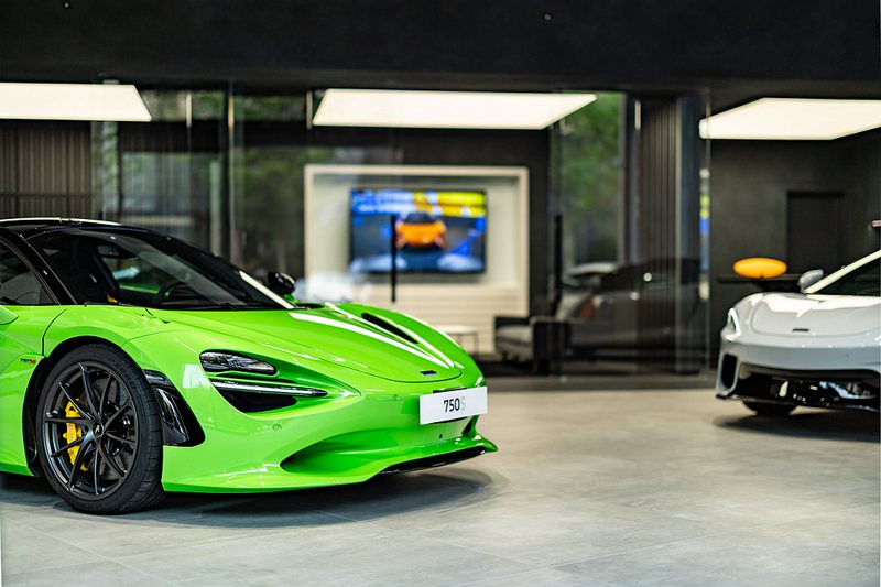 McLaren台中展示中心擁有全新品牌識別設計，融合俐落科技感與精緻細節打造，營造奢華科技氛圍，為車主貴賓提供俱富質感的賞車空間。 圖／永三汽車提供