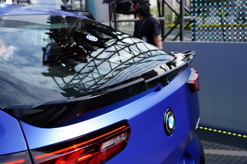 全新BMW X2 M35i xDrive車尾標配M擾流尾翼十分帥氣有型。 記者趙駿宏／攝影