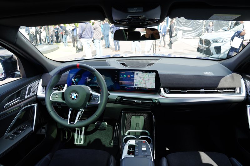 車室內裝由10.25吋虛擬數位儀錶搭配10.7吋中控觸控螢幕的懸浮式曲面螢幕組成。 記者趙駿宏／攝影