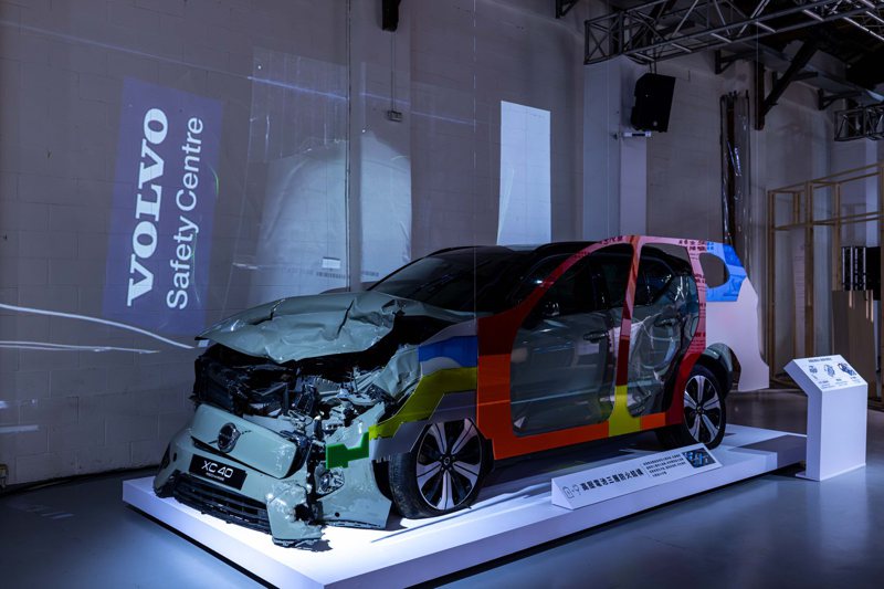 Volvo為讓消費者能更進一步認識Volvo在以人為本的安全最高指導原則下所做的努力，首度展出一台因嚴重事故報廢的電動車XC40 Recharge來解答消費者在電動車安全上的疑慮，能親眼一睹Volvo電動車高強度硼鋼籠型車體結構，加強下方防撞鋼樑結構降低電池被刺穿的風險，同時以鋁擠型底樑與電池架保護高壓電池模組結構，結合三層防火結構並具有IP67防塵防水性能。 圖／Volvo提供