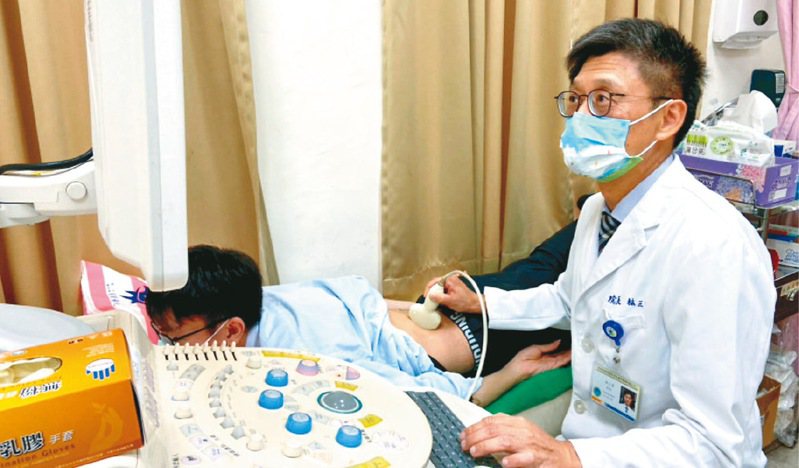 林三齊是腎臟科醫師，以超音波為患者檢查腎臟狀況。圖／基隆醫院提供