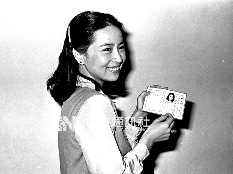 林鳳嬌領取演員證後，露出開心的笑容。（中央社檔案照片）