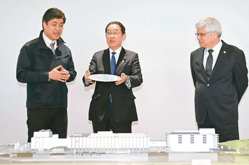 日本首相岸田文雄（中）6日參觀位於日本熊本的台積電工廠，聽取簡報，跟台積電總裁魏哲家（右）交換意見。（美聯社）