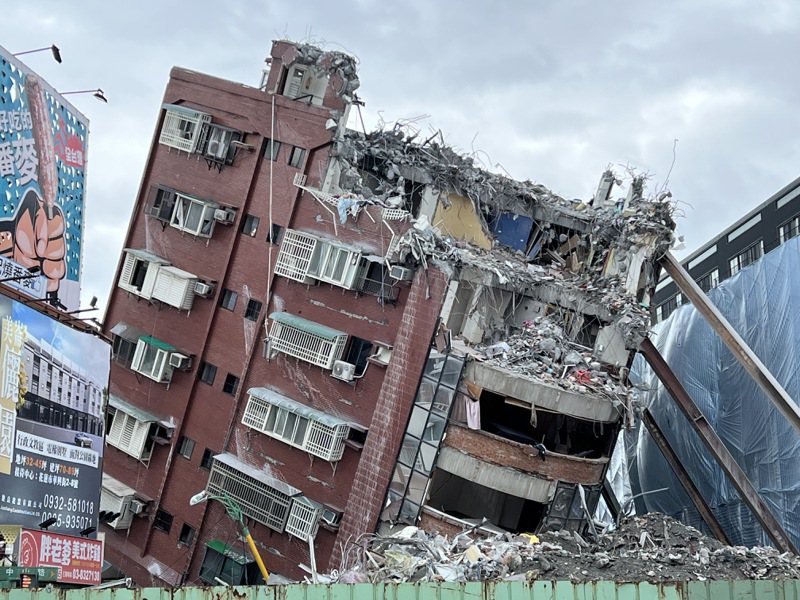 花蓮天王星大樓在地震中半倒，目前進行拆除作業。圖／聯合報系資料照片