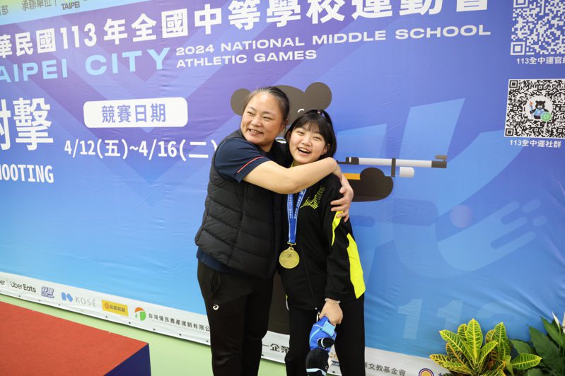 桃園市大崗國中廖可容（右）贏得射擊國女組混合金牌後，與教練母親馬瑜梅歡喜擁抱。圖／台北市教育局提供