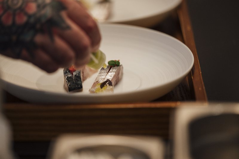 選用來自日本的鯖魚，點綴上番茄及羅勒等食材，打造出有別於日式生魚片的另一種滋味。 圖／Lexus提供