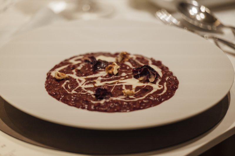 阿瑪羅尼(Amarone)紅酒燉飯，是一款成熟大人風味的義大利傳統菜餚。 圖／Lexus提供